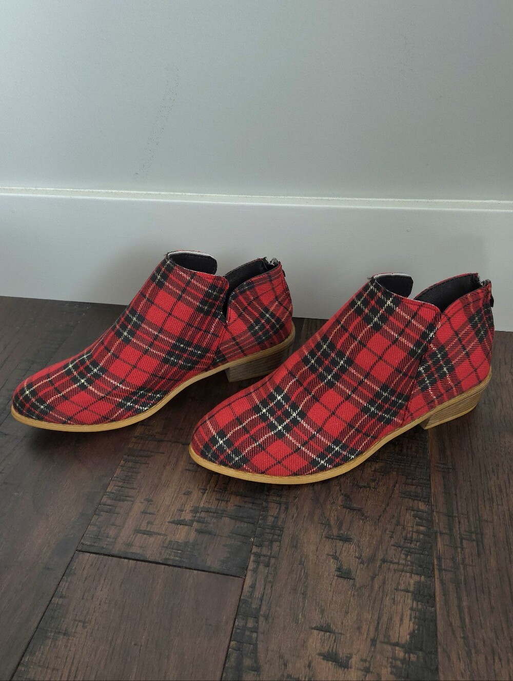 NWOT. Red & Black Plaid Women's Ankle Boots. Size 40. Size 9. #AH